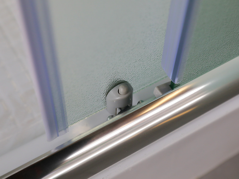 RE csúszó zuhanykabin, matt edzett üveg, króm alumínium profil, dupla lyukú fogantyú, tálcával RE csúszó zuhanykabin, matt edzett üveg, króm alumínium profil, dupla lyukú fogantyú, tálcával