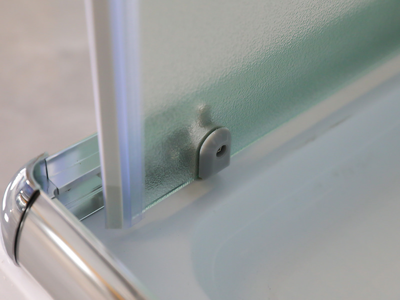 RE csúszó zuhanykabin, matt edzett üveg, króm alumínium profil, dupla lyukú fogantyú, tálcával RE csúszó zuhanykabin, matt edzett üveg, króm alumínium profil, dupla lyukú fogantyú, tálcával