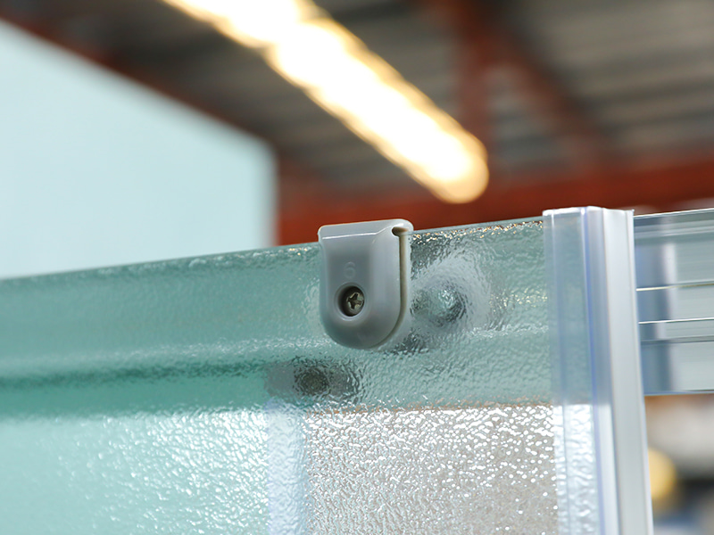 RE csúszó zuhanykabin, matt edzett üveg, króm alumínium profil, dupla lyukú fogantyú, tálcával RE csúszó zuhanykabin, matt edzett üveg, króm alumínium profil, dupla lyukú fogantyú, tálcával