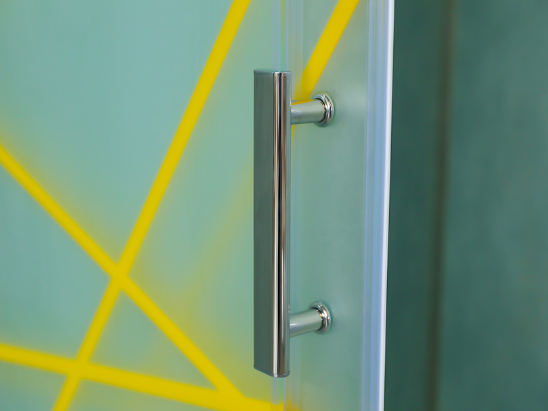 RE csúszó zuhanykabin, matt edzett üveg nyomtatással, arany alumínium profil, dupla lyukú fogantyú, tálcával RE csúszó zuhanykabin, matt edzett üveg nyomtatással, arany alumínium profil, dupla lyukú fogantyú, tálcával