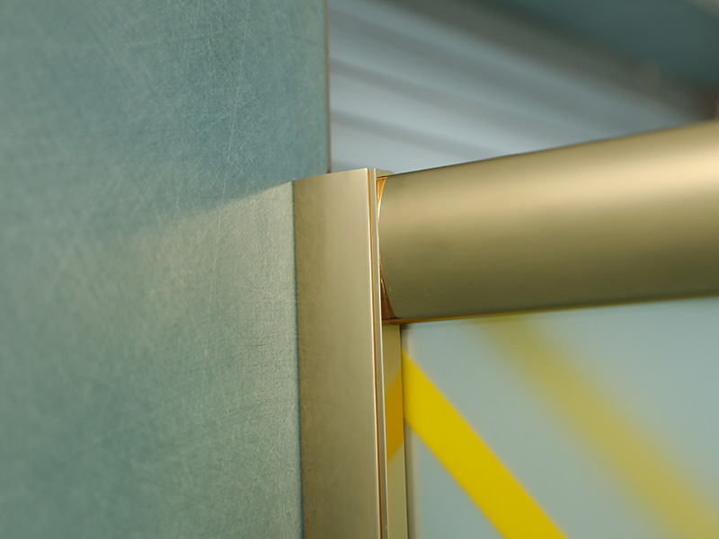 RE csúszó zuhanykabin, matt edzett üveg nyomtatással, arany alumínium profil, dupla lyukú fogantyú, tálcával RE csúszó zuhanykabin, matt edzett üveg nyomtatással, arany alumínium profil, dupla lyukú fogantyú, tálcával