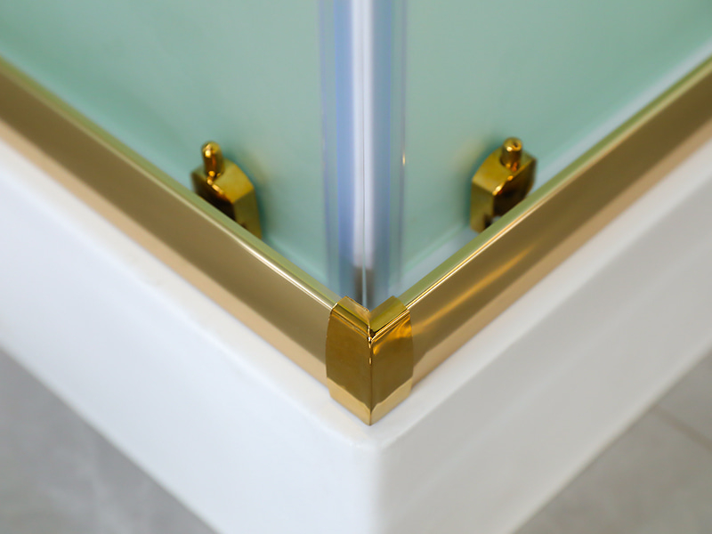 RE csúszó zuhanykabin, matt edzett üveg nyomtatással, arany alumínium profil, dupla lyukú fogantyú, tálcával RE csúszó zuhanykabin, matt edzett üveg nyomtatással, arany alumínium profil, dupla lyukú fogantyú, tálcával