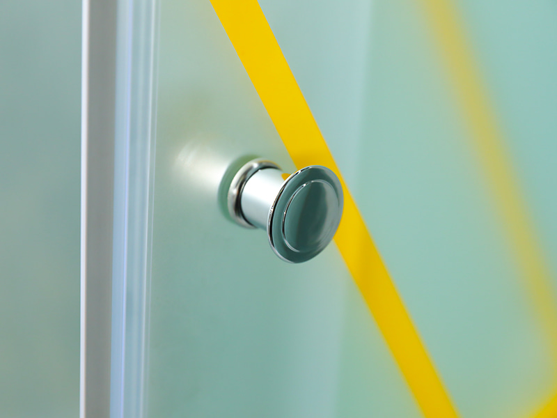 RE csúszó zuhanykabin, matt edzett üveg nyomtatással, arany alumínium profil, dupla lyukú fogantyú, tálcával RE csúszó zuhanykabin, matt edzett üveg nyomtatással, arany alumínium profil, dupla lyukú fogantyú, tálcával