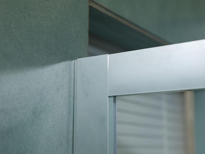 RE csúszó zuhanykabin, átlátszó edzett üveg, króm alumínium profil, dupla lyukú fogantyú, tálcával RE csúszó zuhanykabin, átlátszó edzett üveg, króm alumínium profil, dupla lyukú fogantyú, tálcával