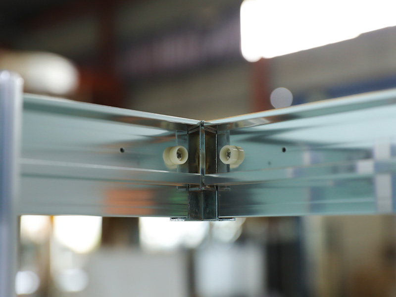 SQUARE csúszó zuhanykabin, átlátszó edzett üveg nyomtatással, fehér alumínium profil, dupla lyukú fogantyú, tálcával SQUARE csúszó zuhanykabin, átlátszó edzett üveg nyomtatással, fehér alumínium profil, dupla lyukú fogantyú, tálcával