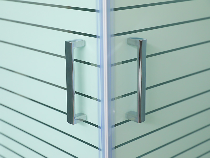 SQUARE csúszó zuhanykabin, átlátszó edzett üveg nyomtatással, fehér alumínium profil, dupla lyukú fogantyú, tálcával SQUARE csúszó zuhanykabin, átlátszó edzett üveg nyomtatással, fehér alumínium profil, dupla lyukú fogantyú, tálcával