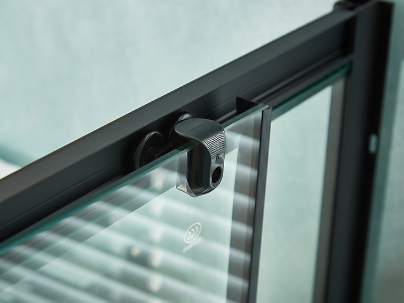 SQ csúszó zuhanykabin, átlátszó edzett üveg, fekete alumínium profil, dupla lyukú fogantyú, tálcával SQ csúszó zuhanykabin, átlátszó edzett üveg, fekete alumínium profil, dupla lyukú fogantyú, tálcával