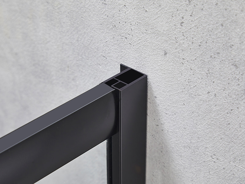 SE csúszó zuhanykabin, átlátszó edzett üveg, fekete alumínium profil, dupla lyukú fogantyú, tálca nélkül SE csúszó zuhanykabin, átlátszó edzett üveg, fekete alumínium profil, dupla lyukú fogantyú, tálca nélkül